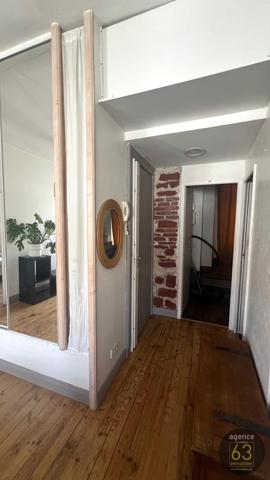 T3 de 48 m2, étage élevé, lumineux, grenier, vue Pariou,