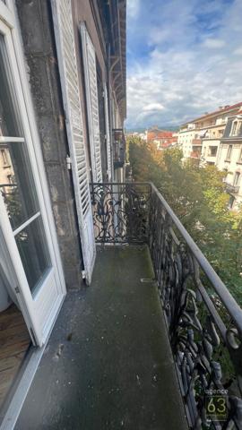 T3 de 48 m2, étage élevé, lumineux, grenier, vue Pariou,