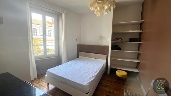T3 de 48 m2, étage élevé, lumineux, grenier, vue Pariou,