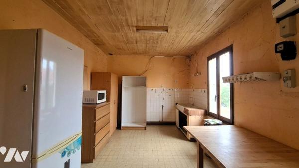 Maison à rénover, 3 ch, cuisine,, salon, cave, bâtiment et jardin indépendant