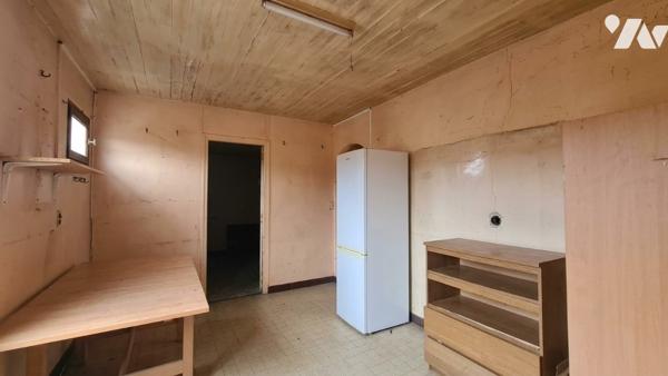 Maison à rénover, 3 ch, cuisine,, salon, cave, bâtiment et jardin indépendant