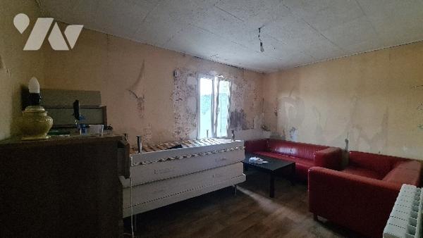 Maison à rénover, 3 ch, cuisine,, salon, cave, bâtiment et jardin indépendant