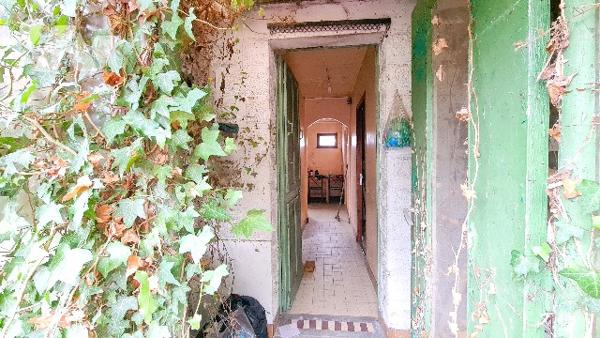 Maison à rénover, 3 ch, cuisine,, salon, cave, bâtiment et jardin indépendant