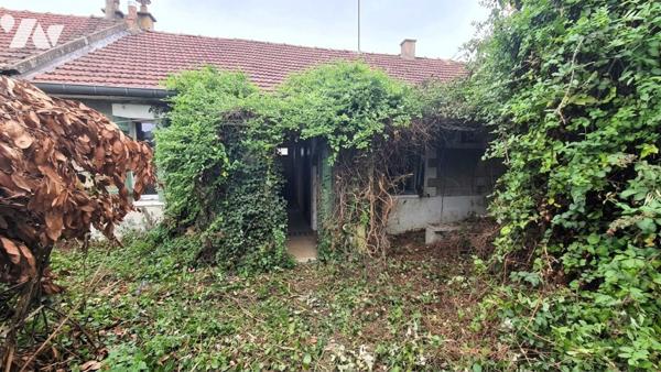 Maison à rénover, 3 ch, cuisine,, salon, cave, bâtiment et jardin indépendant