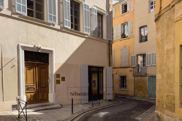 Appartement à vendre 3 pièces AIX EN PROVENCE (13) de 67 m² - Immeuble classé du XVIII - Calme - Rénové