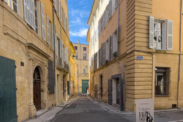 Appartement à vendre 3 pièces AIX EN PROVENCE (13) de 67 m² - Immeuble classé du XVIII - Calme - Rénové