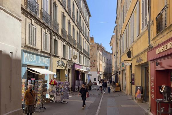 Appartement à vendre 3 pièces AIX EN PROVENCE (13) de 67 m² - Immeuble classé du XVIII - Calme - Rénové