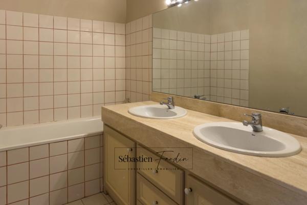 Appartement à vendre 3 pièces AIX EN PROVENCE (13) de 67 m² - Immeuble classé du XVIII - Calme - Rénové