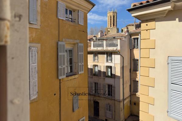 Appartement à vendre 3 pièces AIX EN PROVENCE (13) de 67 m² - Immeuble classé du XVIII - Calme - Rénové