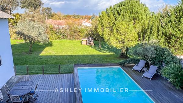 À VENDRE - MAISON CHARENTAISE DU XVIIIe AVEC PISCINE, DÉPENDANCES ET TERRAIN DE 2 400 m² - SAINT-SOULLE