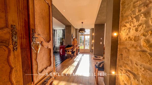 À VENDRE - MAISON CHARENTAISE DU XVIIIe AVEC PISCINE, DÉPENDANCES ET TERRAIN DE 2 400 m² - SAINT-SOULLE