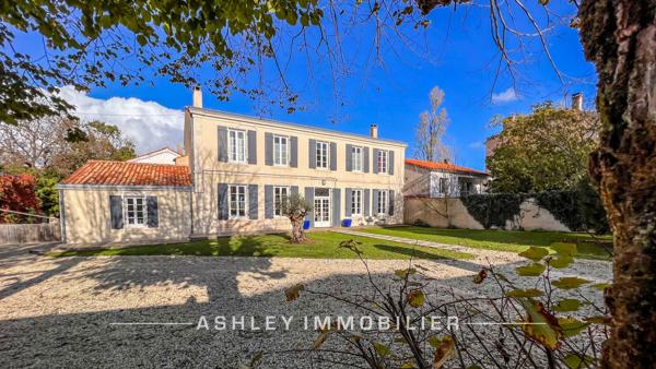 À VENDRE - MAISON CHARENTAISE DU XVIIIe AVEC PISCINE, DÉPENDANCES ET TERRAIN DE 2 400 m² - SAINT-SOULLE