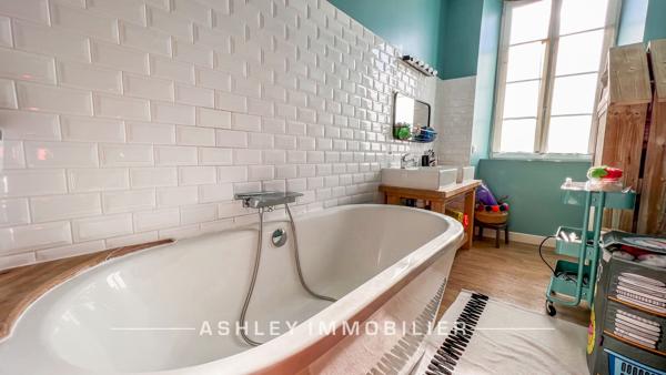 À VENDRE - MAISON CHARENTAISE DU XVIIIe AVEC PISCINE, DÉPENDANCES ET TERRAIN DE 2 400 m² - SAINT-SOULLE