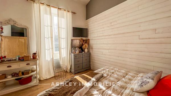 À VENDRE - MAISON CHARENTAISE DU XVIIIe AVEC PISCINE, DÉPENDANCES ET TERRAIN DE 2 400 m² - SAINT-SOULLE