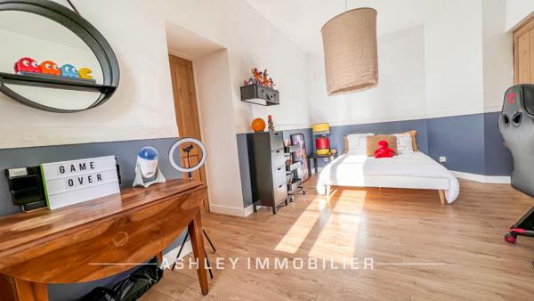 À VENDRE - MAISON CHARENTAISE DU XVIIIe AVEC PISCINE, DÉPENDANCES ET TERRAIN DE 2 400 m² - SAINT-SOULLE
