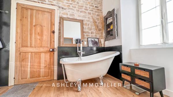 À VENDRE - MAISON CHARENTAISE DU XVIIIe AVEC PISCINE, DÉPENDANCES ET TERRAIN DE 2 400 m² - SAINT-SOULLE