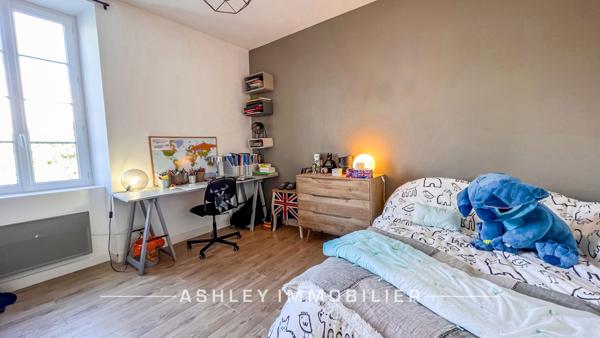 À VENDRE - MAISON CHARENTAISE DU XVIIIe AVEC PISCINE, DÉPENDANCES ET TERRAIN DE 2 400 m² - SAINT-SOULLE