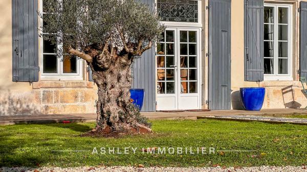 À VENDRE - MAISON CHARENTAISE DU XVIIIe AVEC PISCINE, DÉPENDANCES ET TERRAIN DE 2 400 m² - SAINT-SOULLE