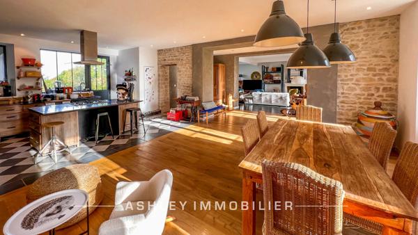 À VENDRE - MAISON CHARENTAISE DU XVIIIe AVEC PISCINE, DÉPENDANCES ET TERRAIN DE 2 400 m² - SAINT-SOULLE