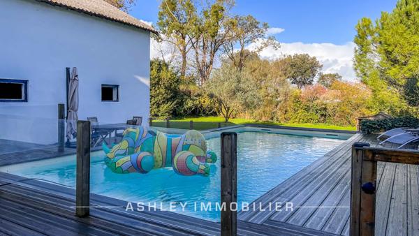 À VENDRE - MAISON CHARENTAISE DU XVIIIe AVEC PISCINE, DÉPENDANCES ET TERRAIN DE 2 400 m² - SAINT-SOULLE
