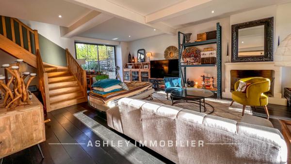 À VENDRE - MAISON CHARENTAISE DU XVIIIe AVEC PISCINE, DÉPENDANCES ET TERRAIN DE 2 400 m² - SAINT-SOULLE