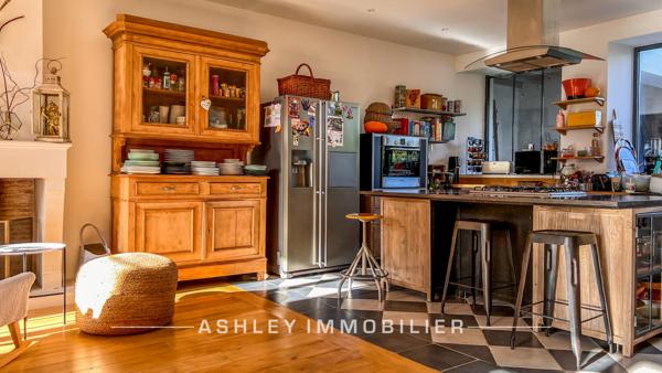 À VENDRE - MAISON CHARENTAISE DU XVIIIe AVEC PISCINE, DÉPENDANCES ET TERRAIN DE 2 400 m² - SAINT-SOULLE