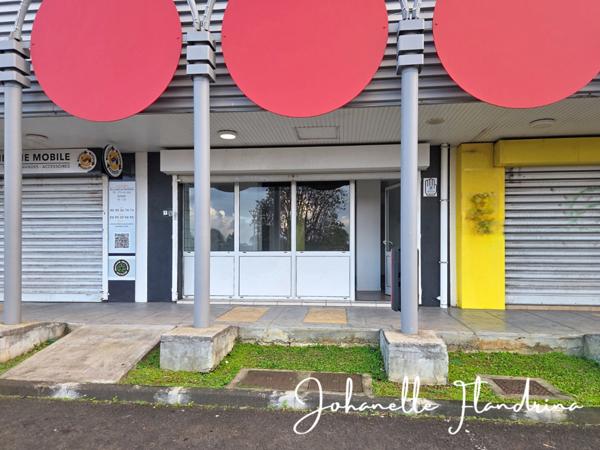 Local à louer, RDC, 69 m² avec vitrine, Galeries de Houelbourg, Jarry - Baie-Mahault