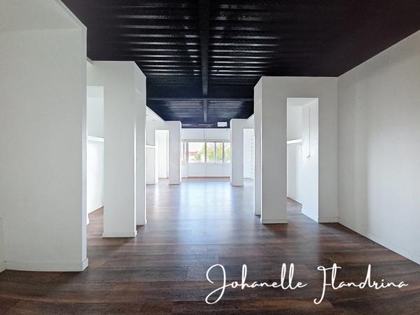 Local à louer, RDC, 69 m² avec vitrine, Galeries de Houelbourg, Jarry - Baie-Mahault