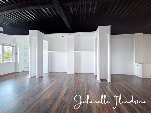 Local à louer, RDC, 69 m² avec vitrine, Galeries de Houelbourg, Jarry - Baie-Mahault