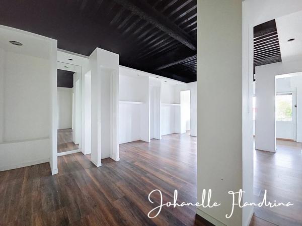 Local à louer, RDC, 69 m² avec vitrine, Galeries de Houelbourg, Jarry - Baie-Mahault