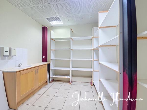 Local à louer, RDC, 69 m² avec vitrine, Galeries de Houelbourg, Jarry - Baie-Mahault