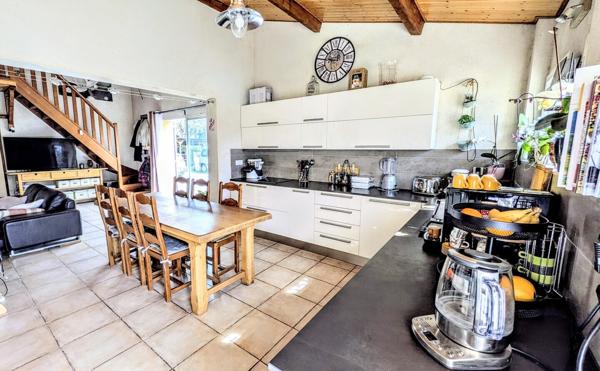 Ensemble immobilier 2 maisons sur 1 hectare 550 000 € H.A.I.*