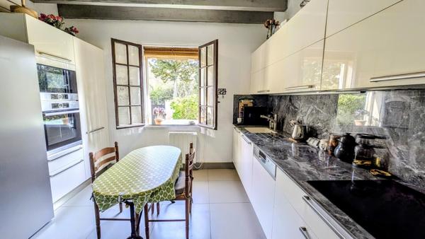 Ensemble immobilier 2 maisons sur 1 hectare 550 000 € H.A.I.*