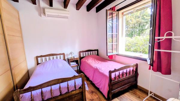 Ensemble immobilier 2 maisons sur 1 hectare 550 000 € H.A.I.*