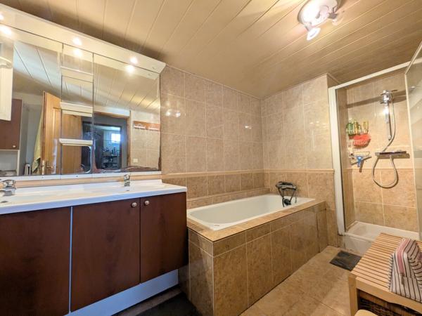 Ensemble immobilier 2 maisons sur 1 hectare 550 000 € H.A.I.*