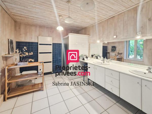 Longère de charme en pierre de 260 m2 sur terrain clos et boisé de 13 700 m², avec piscine et dépendances