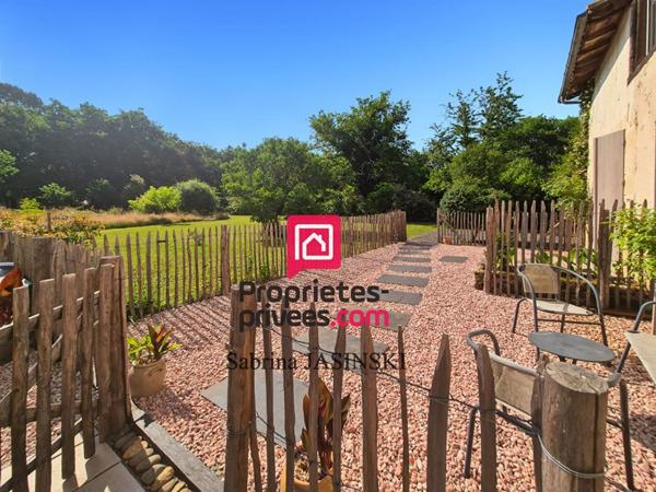 Longère de charme en pierre de 260 m2 sur terrain clos et boisé de 13 700 m², avec piscine et dépendances