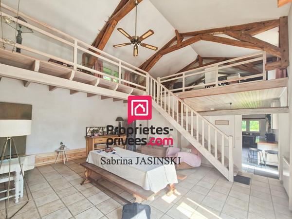 Longère de charme en pierre de 260 m2 sur terrain clos et boisé de 13 700 m², avec piscine et dépendances