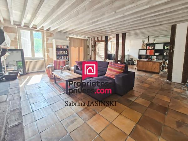Longère de charme en pierre de 260 m2 sur terrain clos et boisé de 13 700 m², avec piscine et dépendances