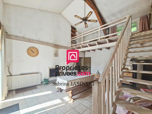 Longère de charme en pierre de 260 m2 sur terrain clos et boisé de 13 700 m², avec piscine et dépendances
