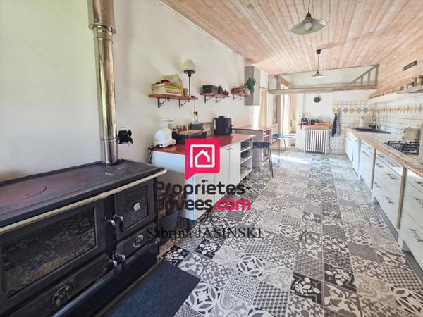 Longère de charme en pierre de 260 m2 sur terrain clos et boisé de 13 700 m², avec piscine et dépendances