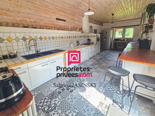Longère de charme en pierre de 260 m2 sur terrain clos et boisé de 13 700 m², avec piscine et dépendances