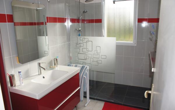 SAUJON PROCHE CENTRE – MAISON DE PLAIN PIED AVEC TROIS CHAMBRES SUR UN TERRAIN D’ENVIRON 600 M² COMPRENANT :