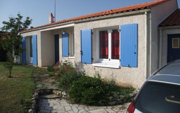SAUJON PROCHE CENTRE – MAISON DE PLAIN PIED AVEC TROIS CHAMBRES SUR UN TERRAIN D’ENVIRON 600 M² COMPRENANT :