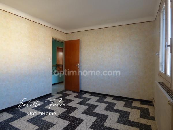 MAISON DES ANNEES 60, PROCHE CENTRE VILLE, JARDIN ET GARAGES.