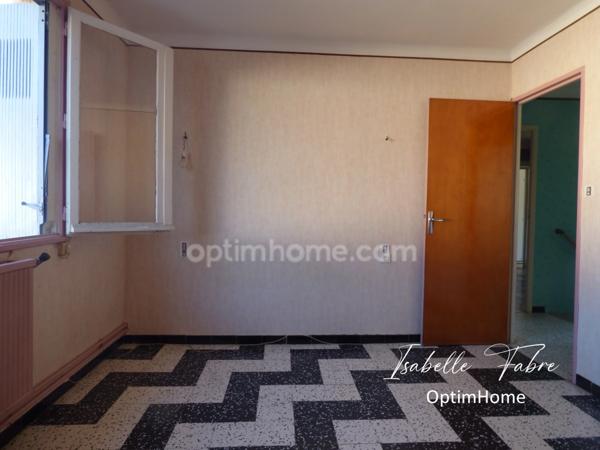 MAISON DES ANNEES 60, PROCHE CENTRE VILLE, JARDIN ET GARAGES.