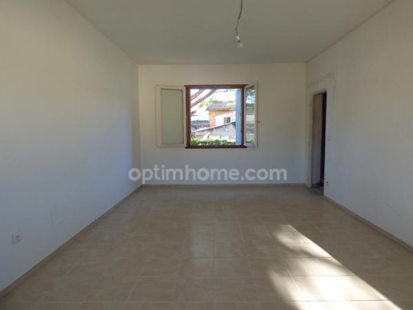 MAISON DES ANNEES 60, PROCHE CENTRE VILLE, JARDIN ET GARAGES.