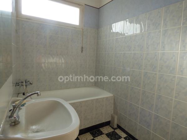 MAISON DES ANNEES 60, PROCHE CENTRE VILLE, JARDIN ET GARAGES.