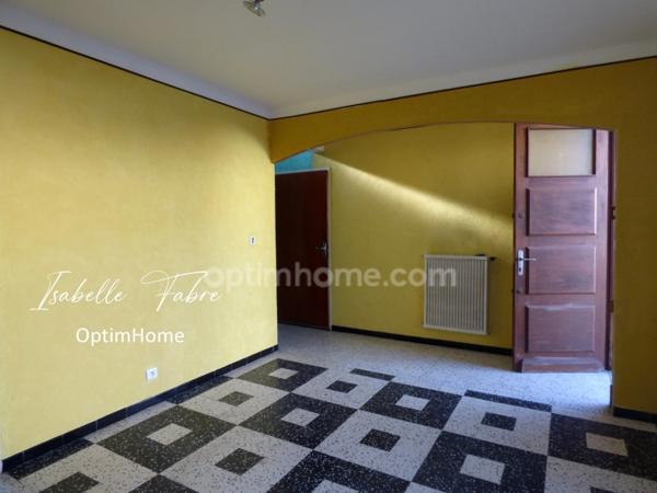 MAISON DES ANNEES 60, PROCHE CENTRE VILLE, JARDIN ET GARAGES.