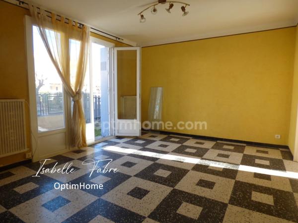 MAISON DES ANNEES 60, PROCHE CENTRE VILLE, JARDIN ET GARAGES.